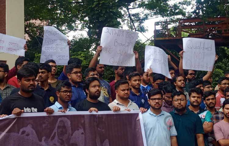 ৯ জুলাই দুপুর সাড়ে ১২টায় বুয়েট কেন্দ্রীয় শহীদ মিনারের সামনে দশ মিনিট নীরবে দাঁড়িয়ে প্রতিবাদ জানান তারা। ছবি: হাসান আলী