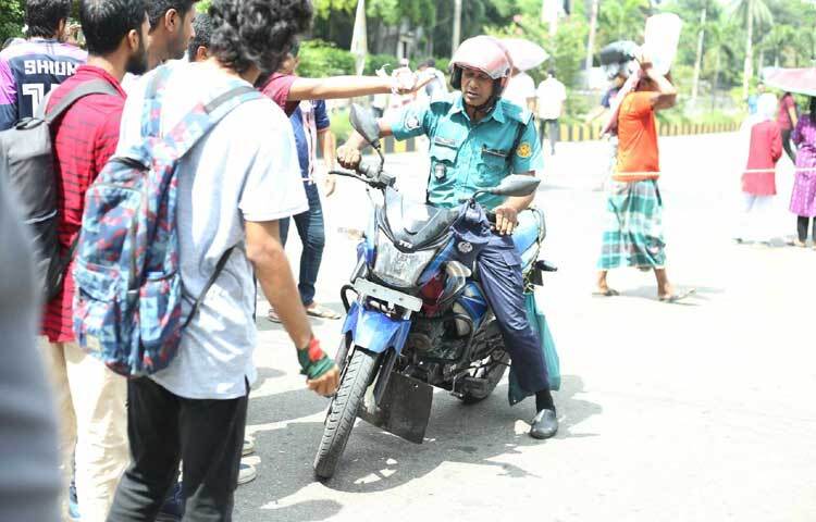 শিক্ষার্থীদের চলমান আন্দোলনে ভোগান্তি পোহাতে হচ্ছে সাধারণ মানুষকে। ছবি: মাহবুব আলম