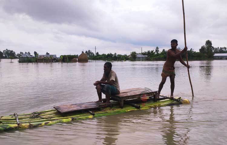 চর, দ্বীপ চর ও নিম্নাঞ্চলের মানুষের ঘরে চাল ডাল থাকার পরও রান্না করে খেতে পারছেন না। ফলে খেয়ে না খেয়ে কোনো রকম বেঁচে আছেন বানভাসি মানুষগুলো। ছবি: ফজলুল করিম ফারাজী