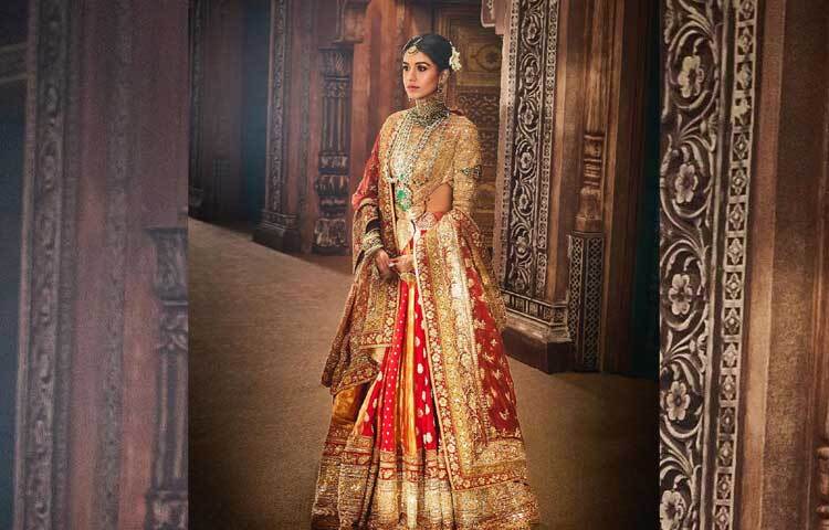 মনীশ মালহোত্রার ডিজাইন করা লাল লেহেঙ্গার ব্লাউজ পুরোটাই ছিলো স্বর্ণের কারচুপির কাজ করা। ছবি: ইনস্টাগ্রাম