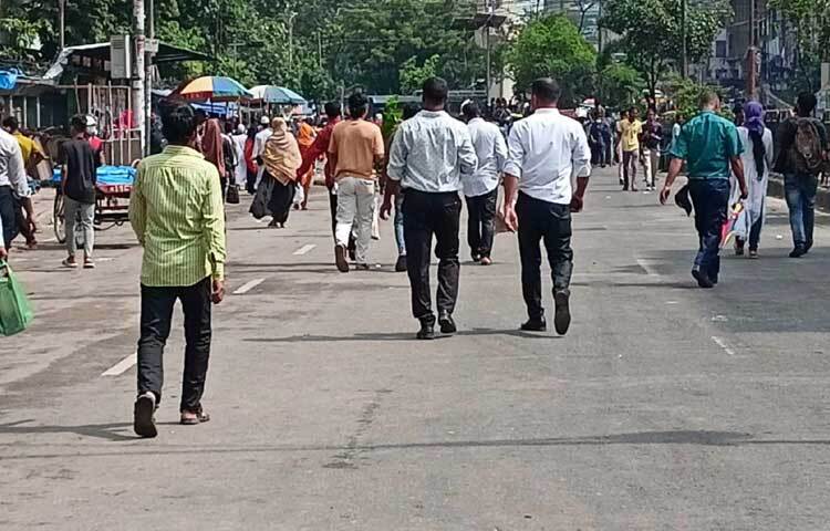 বাস, সিএনজি, প্রাইভেটকার থেকে নেমে হেঁটেই গন্তব্যে যাচ্ছেন যাত্রীরা। ছবি: তৌহিদুজ্জামান তন্ময়