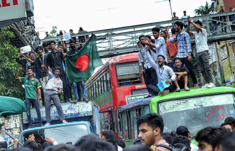 সড়কের পাশাপাশি বাসের ওপর উঠেও স্লোগান দিচ্ছেন শিক্ষার্থীরা। ছবি: মাহবুব আলম