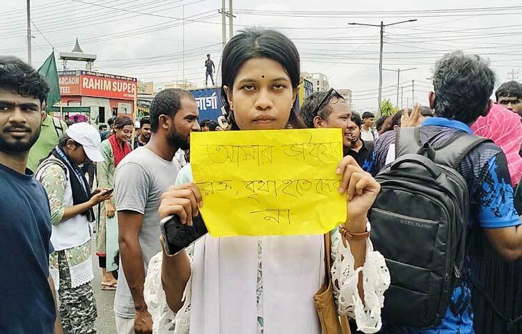 অন্যদিকে, সাভারের এনাম মেডিকেল কলেজ হাসপাতালের শিক্ষার্থীরাও ঢাকা-আরিচা মহাসড়কে নেমে বিক্ষোভ করেন। ছবি: মাহফুজুর রহমান নিপু