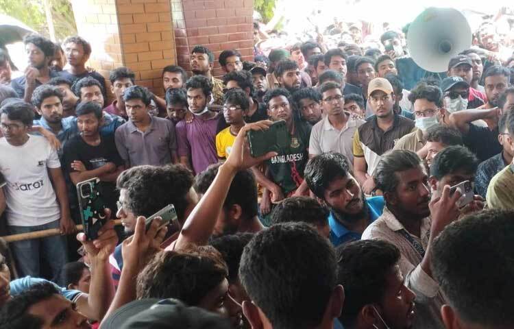 যে সকল হলে অস্ত্র পাওয়া গেছে সেসকল হল প্রভোস্টদের দ্রুত সময়ে পদত্যাগ করতে হবে। ছবি: মনির হোসেন মাহিন