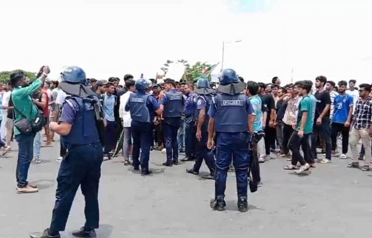 একপর্যায়ে পুলিশ থানা থেকে বের হয়ে কাঁদানে গ্যাস নিক্ষেপ করে শিক্ষার্থীদের ছত্রভঙ্গ করে সড়ক থেকে সরিয়ে দেয়। দুপুর ১২টার দিকে পরিস্থিতি পুরোপুরি নিয়ন্ত্রণে এলে যান চলাচল স্বাভাবিক হয়। ছবি: আরাফাত রায়হান সাকিব