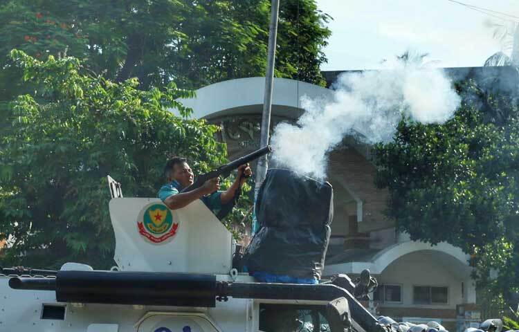 শিক্ষার্থীদের শান্তিপূর্ণ মিছিলে হামলা চালায় পুলিশ।  ছবি: মাহবুব আলম