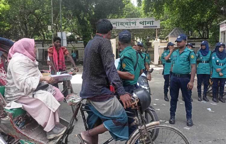 শাহবাগ থানার সামনে দিয়ে যাওয়া সব যাত্রীকে জিজ্ঞেসাবাদ করা হচ্ছে। ছবি: মফিজুল সাদিক