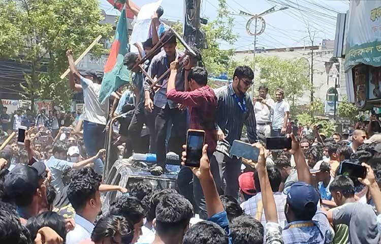 আজ দুপুর পৌনে ১টা থেকে এই সংঘর্ষ শুরু হয়। ছবি: মোবাশ্বির শ্রাবণ