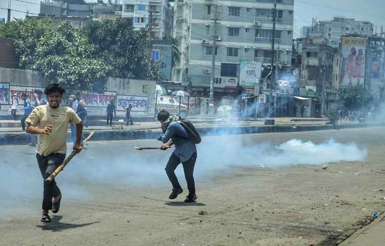 সকাল সাড়ে ১০টার দিকে যমুনা ফিউচার পার্ক, নতুনবাজার ও ব্র্যাক বিশ্ববিদ্যালয় এলাকায় শিক্ষার্থীদের ছত্রভঙ্গ করতে টিয়ারশেল, সাউন্ড গ্রেনেড নিক্ষেপ করে পুলিশ। ছবি: মাহবুব আলম