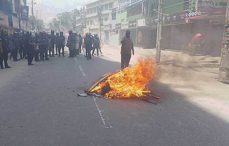 রণক্ষেত্রে পরিণত হয়েছে দিনাজপুর শহর। ছবি: এমদাদুল হক মিলন