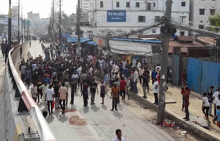 এরই মধ্যে চট্টগ্রামে কোটা সংস্কারের আন্দোলনকারীদের সঙ্গে পুলিশ ও ছাত্রলীগ-যুবলীগের সংঘর্ষের ঘটনায় গুলিবিদ্ধ দুজনসহ ১৫ জনকে চট্টগ্রাম মেডিকেল কলেজ (চমেক) হাসপাতালে ভর্তি করা হয়েছে। ছবি: ইকবাল হোসেন