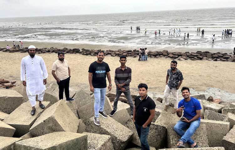 আকিলপুর সমুদ্রসৈকতের অপরূপ সৌন্দর্য উপভোগ করতে বিকেলে পর্যটকরা ভিড় করেন। ছবি: এম মাঈন উদ্দিন