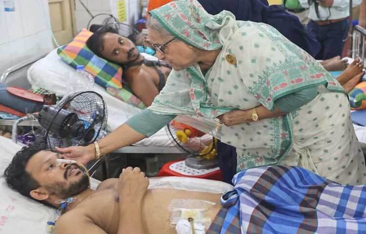 শেখ হাসিনা আহতদের সুচিকিৎসা নিশ্চিত করতে হাসপাতাল কর্তৃপক্ষকে প্রয়োজনীয় সব ধরনের পদক্ষেপ নিতে বলেন। ছবি: ইয়াসিন কবির জয়