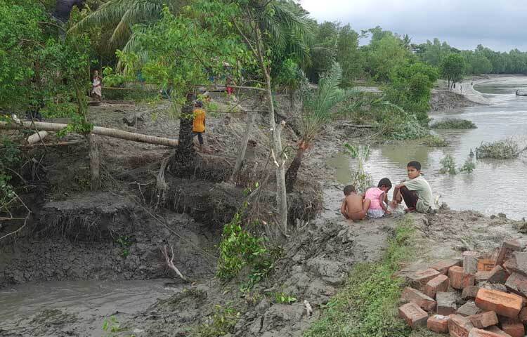 বঙ্গবন্ধু মোংলা-ঘাষিয়াখালী আন্তর্জাতিক নৌ ক্যানেলের প্রচণ্ড ভাঙনে বাগেরহাটের রামপাল অংশের রামপাল উপজেলার রোমজাইপুর এলাকার শতাধিক পরিবার পানিবন্দি হয়ে পড়েছে। ছবি: আবু হোসাইন সুমন