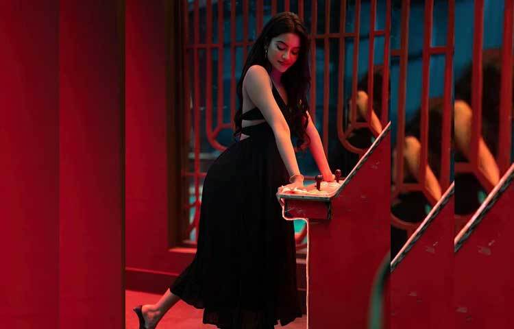 দারুণ অভিনয়ের পাশাপাশি চোখের মায়াবী চাহনি, রহস্যময়ী হাসি, আকর্ষনীয় ফিগারে মুগ্ধ দর্শকরা। যেকোনো পোশাকেই আবেদন ছড়াতে দক্ষ এই অভিনেত্রী। তবে কালো পোশাকে তার সৌন্দর্য যেন দ্বিগুণ হয়ে যায়। ছবি: ইনস্টাগ্রাম থেকে