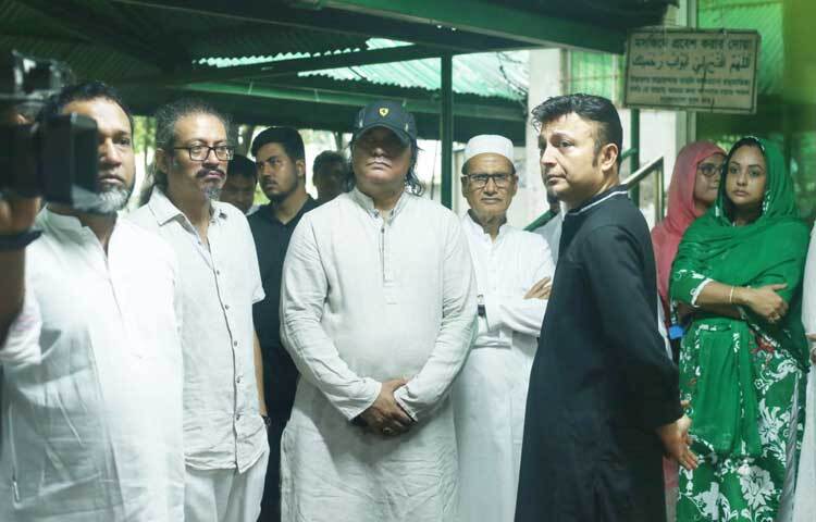 জনপ্রিয় এই তারকার ভক্ত, সতীর্থ, শুভাকাঙ্ক্ষীরা তাকে শেষ দেখা ও শ্রদ্ধা নিবেদন করতে আসেন। ছবি: মাহবুব আলম