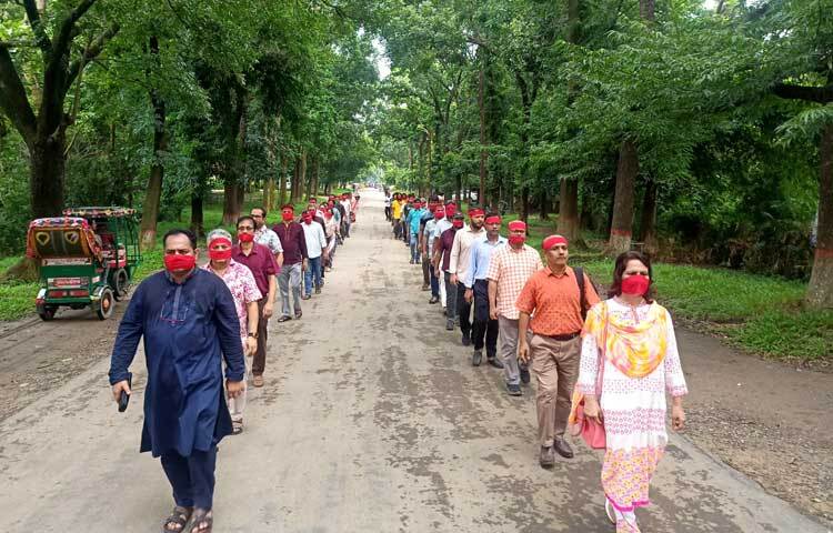 বৈষম্যবিরোধী ছাত্র আন্দোলনকে ঘিরে দেশব্যাপী শিক্ষার্থী, শিশু ও সাধারণ মানুষ নিহত, গুম ও আটকের প্রতিবাদে রাষ্ট্রীয় শোককে প্রত্যাখ্যান করে মুখে লাল কাপড় বেঁধে মৌন মিছিল করেছেন জাহাঙ্গীরনগর বিশ্ববিদ্যালয়ের (জাবি) শিক্ষকরা। ছবি: জাগো ‍নিউজ