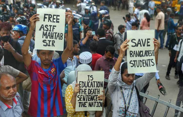 এসময় আন্দোলন কারীরা ‘বিজিবি বর্ডারে ফিরে যাও’, ‘আমার ভাইয়ের রক্ত বৃথা যেতে দেব না’- বলে স্লোগান দেয়। ছবি: মাহবুব আলম