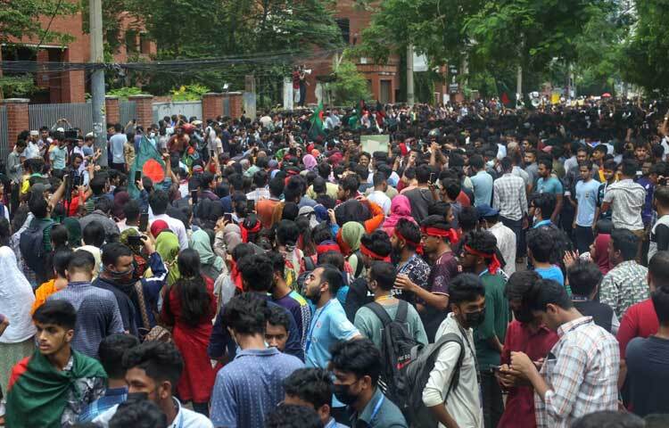 বেলা বাড়ার সঙ্গে সঙ্গে ব্র্যাক, আইইউবিএটি, আইডিয়াল স্কুলসহ বিভিন্ন শিক্ষাপ্রতিষ্ঠানের শিক্ষার্থীদের উপস্থিতি বাড়তে শুরু করে সেখানে। ছবি: মাহবুব আলম