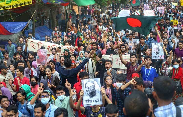 জনসমুদ্রে পরিণত হয়েছে বাড্ডা লিংক রোড। ছবি: মাহবুব আলম