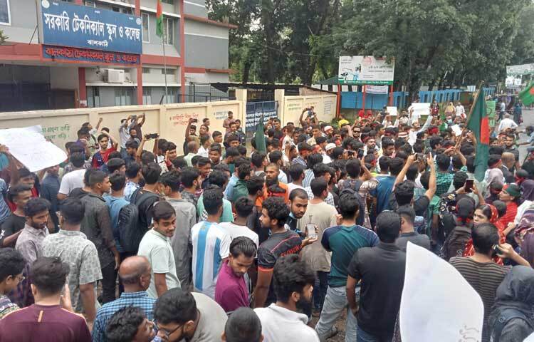 সকাল সাড়ে ১০টায় শিক্ষার্থীরা ঝালকাঠি সরকারি বালক উচ্চ বিদ্যালয়ের সামনে থেকে বিক্ষোভ মিছিল শুরু করে শহর প্রদক্ষিণ করে স্থানীয় প্রেসক্লাবের সামনে এসে অবস্থান নেয়। ছবি: আতিকুর রহমান