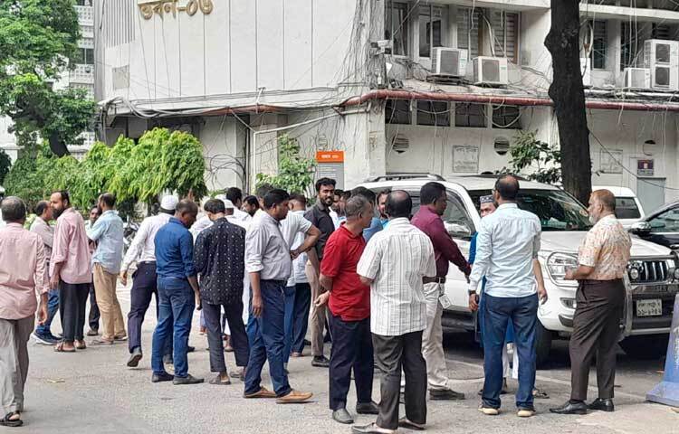 ভয়ে-আতঙ্কে দুপুর ১২টার দিকে সচিবালয় থেকে বের হতে শুরু করেন কর্মকর্তা-কর্মচারীরা। ছবি: মাসুদ রানা