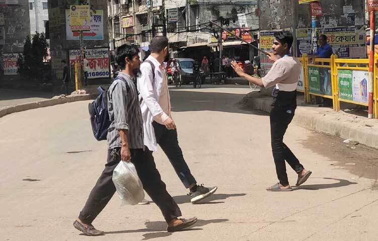 রাজধানীর বিজয়সরণি, ফার্মগেট, কাওরান বাজার, বাংলামটর, নীলক্ষেত, সায়েন্স ল্যাব, উত্তরার আজিমপুরসহ বিভিন্ন পয়েন্ট ঘুরে এমন চিত্র দেখা গেছে। ছবি: রায়হান আহমেদ