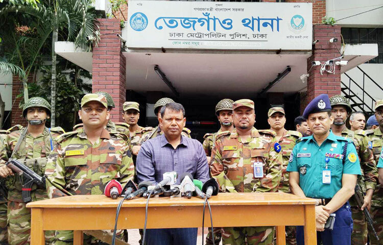 আজ শুক্রবার থেকে ফের সেনাবাহিনীর সহায়তায় স্বল্প পরিসরে থানার কার্যক্রম শুরু করছে পুলিশ। সকাল থেকে রাজধানীর প্রায় ২৯টি থানার কার্যক্রম শুরু করেন পুলিশ সদস্যরা। ছবি: জাগো নিউজ