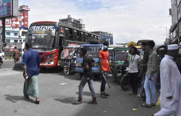শুধু তাই নয়, সাধারণ মানুষদের নিয়ম-শৃঙ্খলাও শেখাচ্ছেন তারা। ছবি: বিপ্লব দীক্ষিত