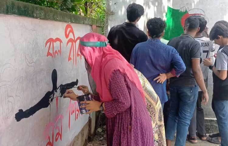 চিত্রাঙ্কনে অংশগ্রহণ করতে পেরে খুশি তারা। ছবি: এন কে বি নয়ন