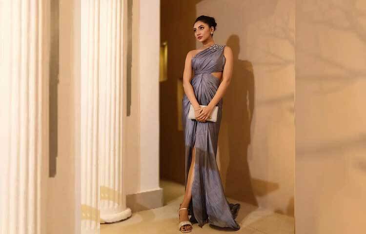 ধূসর রঙের ওয়ান শোল্ডার আউটফিটে সাবলীল অভিনেত্রী সুনেরাহ বিনতে কামাল। ছবি: ফেসবুক থেকে