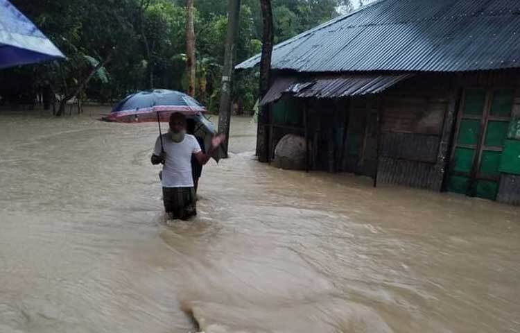 পানিবন্দি হয়ে পড়া লক্ষাধিক মানুষ রয়েছে চরম দুর্ভোগে। ছবি: আবদুল্লাহ আল-মামুন
