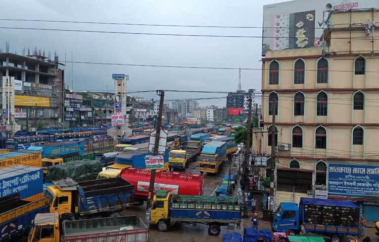 একই সঙ্গে প্রতিনিয়তই সড়কে বেড়ে চলছে বিশৃঙ্খলা। ছবি: রাশেদুল ইসলাম রাজু