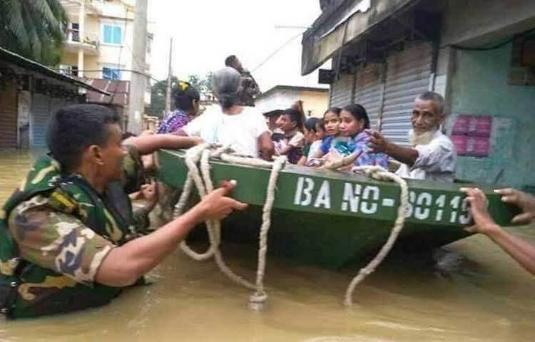 অনেককেই সরিয়ে নেওয়া হচ্ছে নিরাপদ স্থানে। ছবি: আবদুল্লাহ আল-মামুন