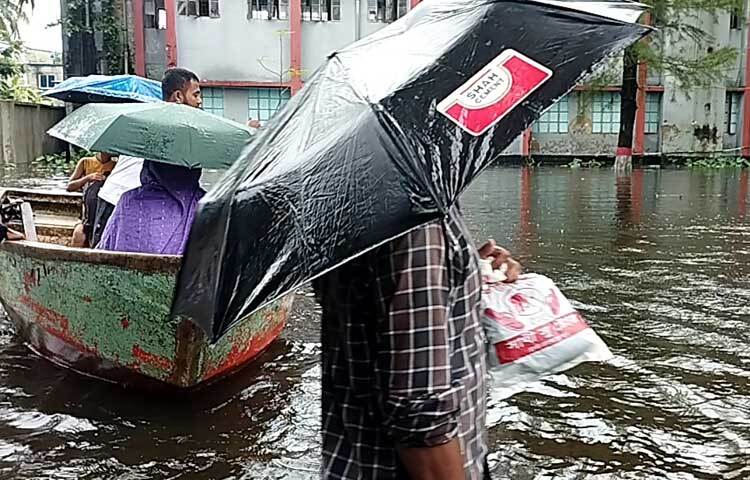 দেখা দিয়েছে শুকনো খাবার ও বিশুদ্ধ পানির সংকট। ছবি: ইকবাল হোসেন মজনু