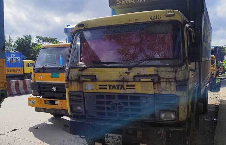 জানা গেছে, সড়কের মুহুরীগঞ্জ থেকে লালপোল পর্যন্ত চট্টগ্রামমুখী লেন পানিতে তলিয়ে গেছে। বানের পানির স্রোত দেখা গেছে সড়কে। এ কারণে ঢাকামুখী লেনে তীব্র যানজট দেখা দিয়েছে। ছবি: এম মাঈন উদ্দিন