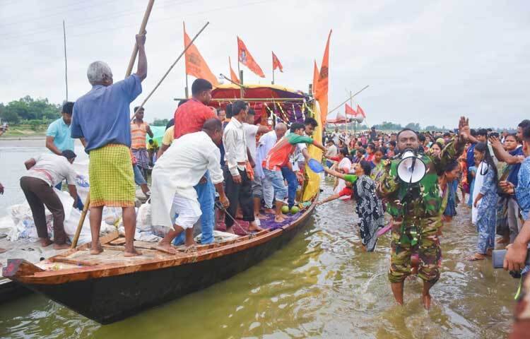 হিন্দু ধর্মীয় প্রথা অনুযায়ী এই দিন কান্তজিউ মন্দির হতে রাধা-কৃষ্ণের যুগল মূর্তি নদীপথে দিনাজপুর শহরস্থ রাজবাড়ীতে স্থানান্তর করা হয়। ছবি: ফেসবুক থেকে
