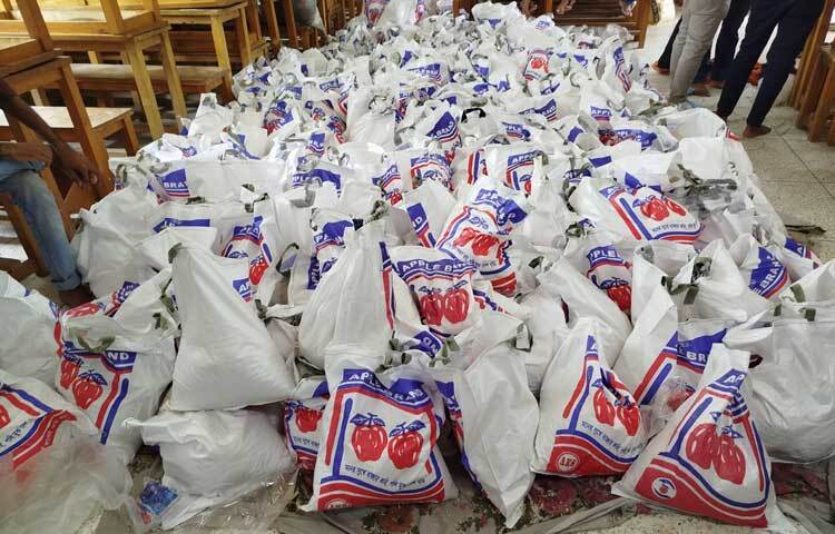 শিক্ষার্থীদের এমন কাজে সহযোগিতা করছেন শিক্ষকরা। ছবি: মামুনূর রহমান হৃদয়