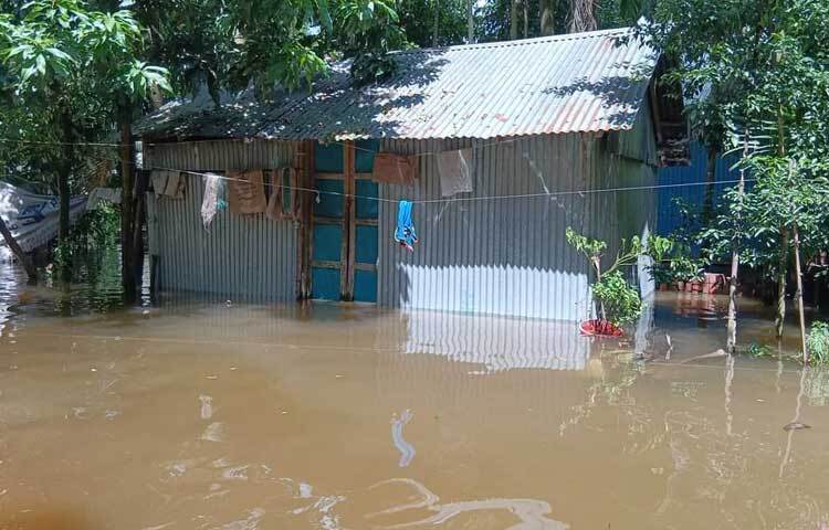 খোঁজ নিয়ে জানা গেছে, নোয়াখালীর পানির চাপে ঢেউ পড়ছে চন্দ্রগঞ্জ, চরশাহী, দিঘলী,হাজীরপাড়া, দত্তপাড়া, মান্দারী, কুশাখালী, তেওয়ারীগঞ্জসহ কয়েকটি ইউনিয়নে। এসব এলাকায় ভারী বর্ষণের পানি সঙ্গে যোগ হচ্ছে নোয়াখালী থেকে আসা পানি। ছবি: কাজল কায়েস