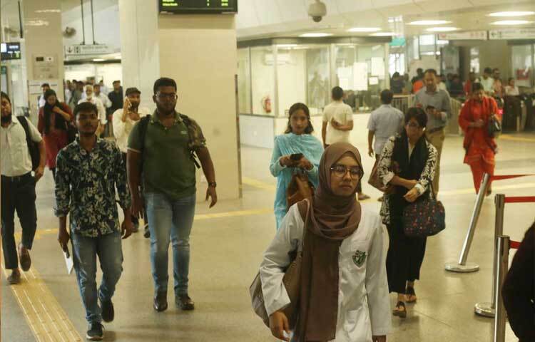 জানা গেছে, সকাল ৭টা ১০ মিনিটে এবং সকাল ৭টা ২০ মিনিটে উত্তরার উত্তর স্টেশন থেকে ছেড়ে যাওয়া মেট্রো ট্রেন দুটিতে শুধু এমআরটি বা র‌্যাপিড পাস ব্যবহার করে যাতায়াত করা যাবে। রাত ৯টা ১৩ মিনিটের পর মতিঝিল স্টেশন থেকে ছেড়ে যাওয়া মেট্রো ট্রেনে শুধু এমআরটি বা র‌্যাপিড পাস দিয়ে যাতায়াত করা যাবে। ছবি: মাহবুব আলম