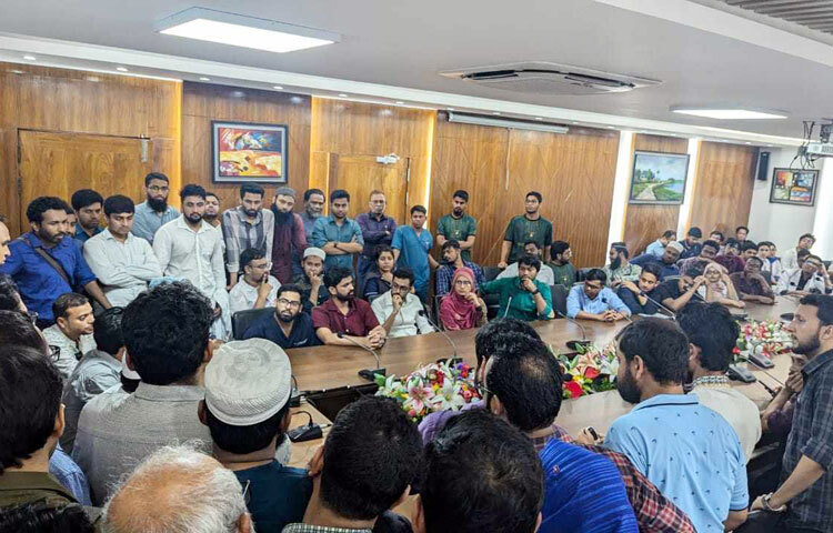 ঢাকা মেডিকেল কলেজ হাসপাতালে হামলার প্রতিবাদে চিকিৎসকদের কমপ্লিট শাটডাউন ঘোষণার পরে আন্দোলনকারীদের সঙ্গে আলোচনায় বসেন বৈষম্যবিরোধী ছাত্র আন্দোলনের সমন্বয়করা। আজ বিকেল ৩টার দিকে ঢামেক সভাকক্ষে এ আলোচনা শুরু হয়। ছবি: জাগো নিউজ