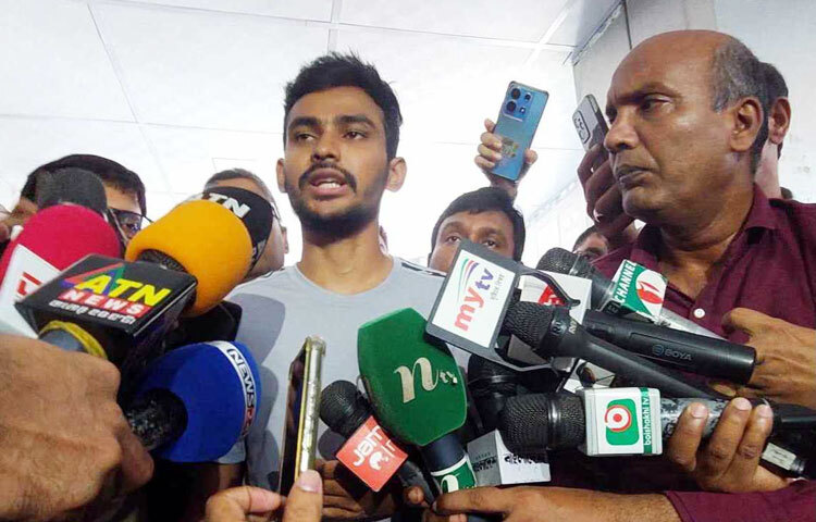 বিভিন্ন স্থানে শ্রমিক অসন্তোষের পেছনে আওয়ামী লীগের লোকজনসহ বহিরাগতরা রয়েছে জানিয়ে শ্রম ও কর্মসংস্থান উপদেষ্টা আসিফ মাহমুদ সজীব ভূঁইয়া বলেছেন, আজ থেকে তাদের বিরুদ্ধে অ্যাকশন শুরু হবে। সচিবালয়ে স্বরাষ্ট্র মন্ত্রণালয়ের সভাকক্ষে শ্রমিক অসন্তোষ নিয়ে বৈঠকের পর উপদেষ্টা এ কথা বলেন। ছবি: জাগো নিউজ