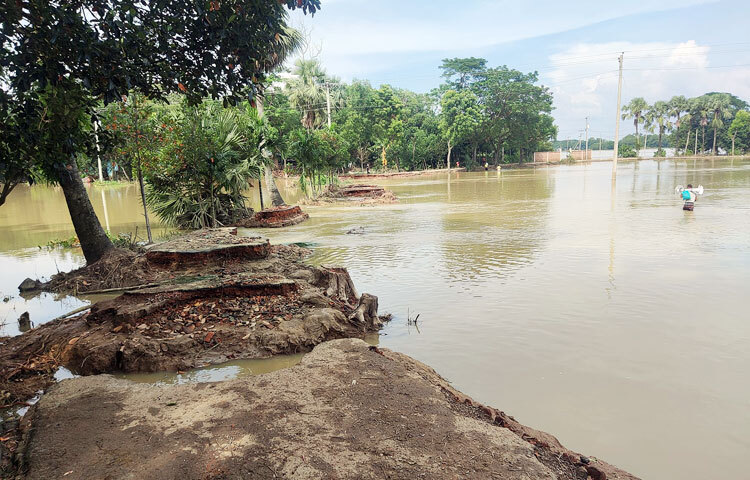স্মরণকালের ভয়াবহ বন্যায় প্লাবিত হয়েছে কুমিল্লার ১৪ উপজেলা। এরইমধ্যে চৌদ্দগ্রাম, নাঙ্গলকোট, বুড়িচং ও ব্রাহ্মণপাড়াসহ বিভিন্ন উপজেলা থেকে পানি নামতে শুরু করলেও দীর্ঘ ১৬ দিনেও মনোহরগঞ্জ উপজেলায় অপরিবর্তীত রয়েছে বন্যা পরিস্থিতি। ছবি: জাগো নিউজ