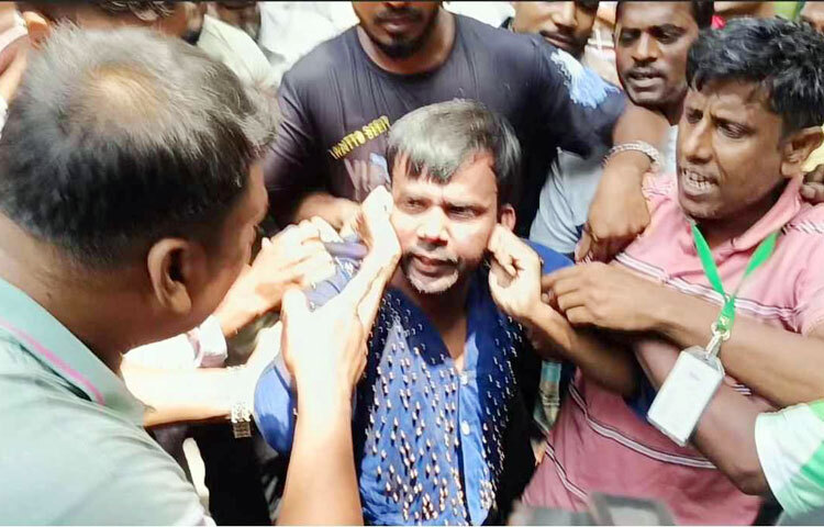 বগুড়ায় আদালত চত্বরে হামলার শিকার হয়েছেন আলোচিত কন্টেন্ট ক্রিয়েটর আশরাফুল আলম ওরফে হিরো আলম। আজ বেলা ১২টার দিকে জেলার চিফ জুডিশিয়াল ম্যাজিস্ট্রেট আদালতে তার ওপর হামলার এই ঘটনা ঘটে। ছবি: জাগো নিউজ