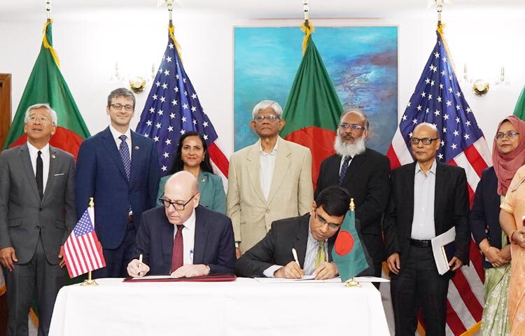 অর্থ উপদেষ্টা ড. সালেহ উদ্দিন আহমেদের উপস্থিতিতে আজ ঢাকায় রাষ্ট্রীয় অতিথি ভবন পদ্মায় ইউএসএইডের সঙ্গে বাংলাদেশের অর্থনৈতিক চুক্তি স্বাক্ষরিত হয়। ছবি: পিআইডি