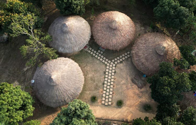 গ্রামীণ প্রকৃতির আবহে তৈরি টিলাগাঁও ইকো ভিলেজ রিসোর্টের সবকিছুতেই পাওয়া যাবে মাটির ছোঁয়া। এতে রয়েছে পাঁচটি মাটির ঘর, চারটি অত্যাধুনিক এসি ভিলা এবং একটি প্রাইভেট পুল ভিলা। এ ছাড়া আছে একটি কমন সুইমিংপুল এবং একটি লেক ভিউ ওপেন রেস্টুরেন্ট। এখানে মাড হাউজের এক রাতের ভাড়া ৫ হাজার ৫০০ টাকা, এসি ভিলা ৭ হাজার টাকা এবং প্রাইভেট পুল ভিলা ১১ হাজার টাকা। গ্রামীণ আবহে সময় কাটাতে চাইলে টিলাগাঁও হতে পারে আপনার পরবর্তী গন্তব্য। ছবি: ওমর ফারুক নাঈম