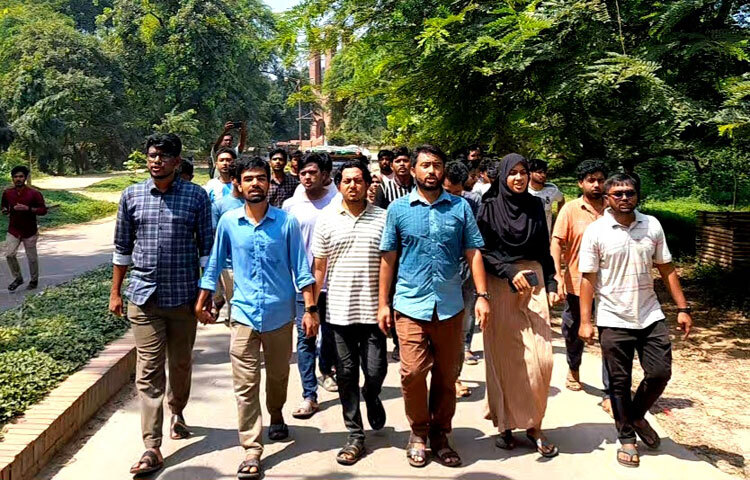 জাহাঙ্গীরনগর বিশ্ববিদ্যালয়ে (জাবি) গণপিটুনির শিকার হয়ে সাবেক শিক্ষার্থী ও সাবেক ছাত্রলীগ নেতা শামীম আহমেদ ওরফে শামীম মোল্লা নিহতের ঘটনায় বিক্ষোভ করেছেন শিক্ষার্থীরা। এসময় তারা এ ধরনের বিচারবহির্ভূত হত্যাকাণ্ডের প্রতিবাদ জানান। তারা এর বিচারসহ ৩ দফা দাবি জানিয়ে বিশ্ববিদ্যালয়ের উপাচার্যের কাছে স্মারকলিপি দেন। ছবি: জাগো নিউজ