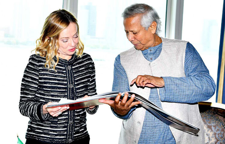 প্রধান উপদেষ্টা প্রফেসর মুহাম্মদ ইউনূস গতকাল জাতিসংঘ সদরদপ্তরে ইতালির প্রধানমন্ত্রী জর্জিয়া মেলনির কাছে বিপ্লবের পরে বাংলাদেশি শিক্ষার্থীদের আঁকা দেওয়াল চিত্রের ওপর একটি আর্ট বই প্রদান করেন। ছবি: পিআইডি