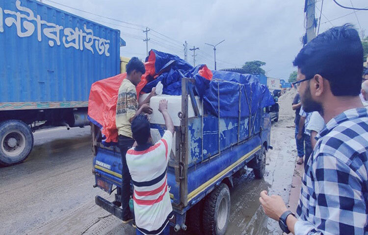 বেনাপোল বন্দর দিয়ে প্রথম চালানে ১৮ টন ইলিশ ভারতে রপ্তানি হয়েছে। আজ দুপুর আড়াইটার দিকে বন্দর কর্তৃপক্ষের ছাড়পত্র নিয়ে ছয় ট্রাক ভারতে প্রবেশ করে। প্রতি কেজি ইলিশের রপ্তানিমূল্য ১০ মার্কিন ডলার। যা বাংলাদেশি টাকায় প্রায় ১২০০ টাকার মতো। ছবি: মো. জামাল হোসেন
