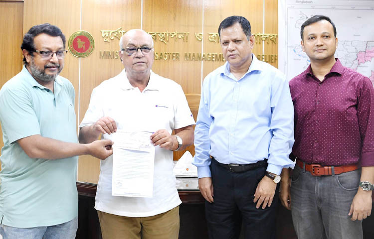 দুর্যোগ ব্যবস্থাপনা ও ত্রাণ উপদেষ্টা ফারুক ই আজম, বীর প্রতীক আজ মন্ত্রণালয়ে তার অফিসকক্ষে প্রধান উপদেষ্টার পক্ষে ব্যক্তি ও সংস্থার কাছ থেকে ত্রাণ তহবিলে চেক গ্রহণ করেন। ছবি: পিআইডি